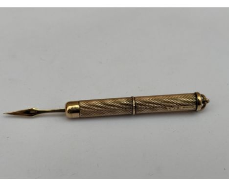 A HALLMARKED 9CT GOLD PROPELLING TOOTHPICK, WEIGHT 5.5 GRAMS