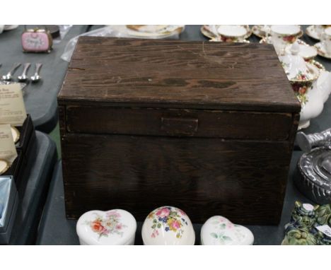 A VINTAGE WORKBOX WITH A PULL OUT TOP DRAWER AND STORAGE SPACE UNDERNEATH