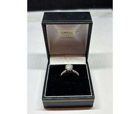 A HALLMARKED 750 WHITE GOLD RING WITH A ONE CARAT SOLIATIRE DIAMOND IN A PRESENTATION BOX