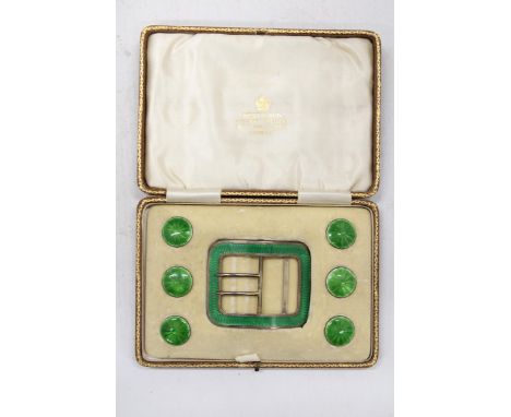 A CASED HALLMARKED SILVER AND GREEN GUILLOCHE ENAMEL BELT BUCKLE AND BUTTONS SET WITH LIFT UP LID TO REVEAL BUTTON CLIPS CASE