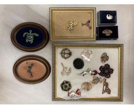 A COLLECTION OF VINTAGE AND MODERN COSTUME JEWELLERY BROOCHES