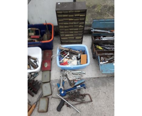 AN ASSORTMENT OF TOOLS TO INCLUDE SPANNERS, A HAMMER AND A MULTI DRAWER HARDWARE UNIT WITH HARDWARE ETC