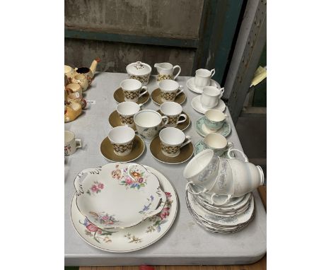 A QUANTITY OF VINTAGE CUPS AND SAUCERS TO INCLUDE A RETRO ROYAL TUSCAN "ARABESQUE" TEASET, DUCHESS, ETC., WEDGWOOD SANDON PLA