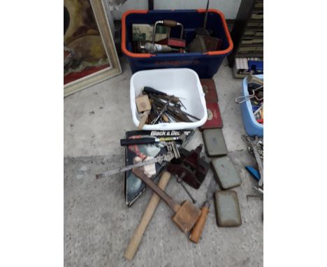 AN ASSORTMENT OF TOOLS TO INCLUDE A WOOD VICE, DRILL BITS AND A BRACE DRILL ETC