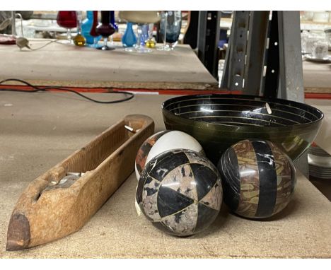 A MIXED LOT TO INCLUDE A VINTAGE LOOM SHUTTLE, BOWL AND THREE HEAVY MARBLE STYLE BALLS