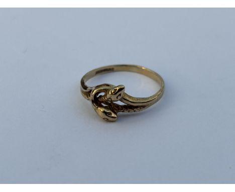 A HALLMARKED BIRMINGHAM 9CT GOLD ENTWINED SERPENT RING, SIZE I/H