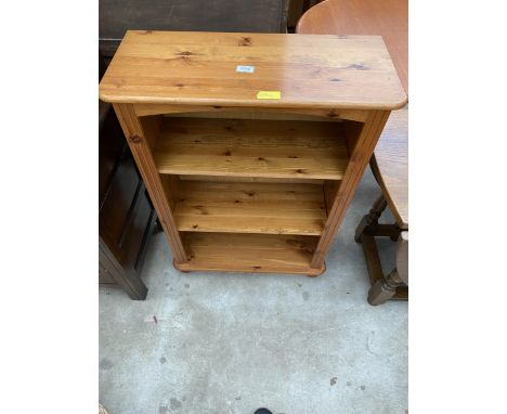 A PINE THREE TIER OPEN DISPLAY SHELF UNIT, 26.5" WIDE