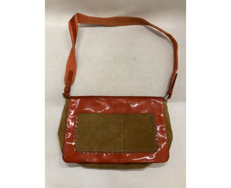 A VINTAGE FASHION HANDBAG MARKED 'PRADA'