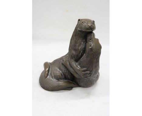 A RESIN BRONZE COLOURED FIGURE OF TWO OTTERS