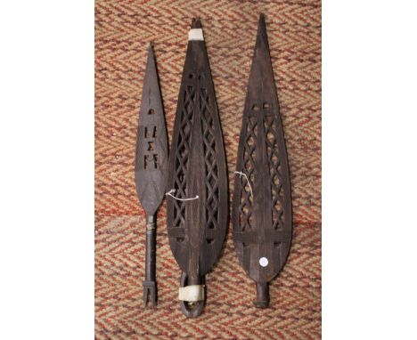 FOUR VINTAGE HAND CARVED AFRICAN TRIBAL SPEARS/PADDLES