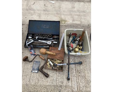AN ASSORTMENT OF TOOLS TO INCLUDE A BRACE DRILL, SOCKETS AND A G CLAMP ETC