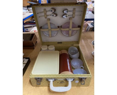 A VINTAGE BREXTON PICNIC SET IN CASE TO INCLUDE A FLASK, CUPS AND SAUCERS, CUTLERY, SANDWICH BOX, ETC