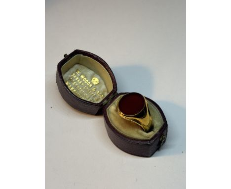 A MARKED 9 CARAT GOLD SIGNET RING WITH BLOOD STONE  GROSS WEIGHT 7.3 GRAMS IN A PRESENTATION BOX