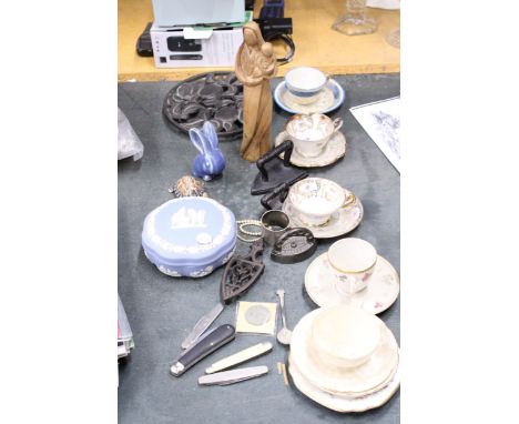 A MIXED VINTAGE LOT TO INCLUDE PENKNIVES, CUPS AND SAUCERS, SMALL CAST IRONS, WEDGWOOD JASPERWARE TRINKET BOX, ETC