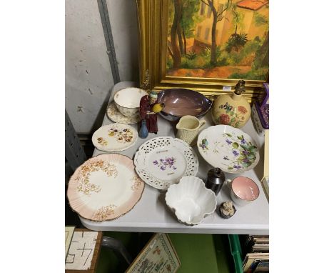 A QUANTITY OF VINTAGE CERAMICS TO INCLUDE A A FIGURINE OF A POTTER, A MALING LUSTREWARE BOWL, A TABLE LAMP, CABINET PLATES, E