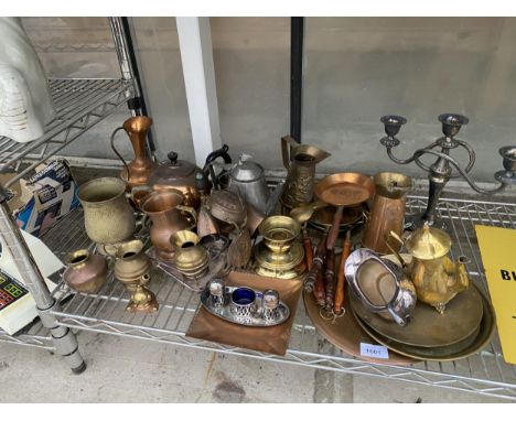 AN ASSORTMENT OF METALWARE ITEMS TO INCLUDE A SMALL COPPER MILK CHURN, COPPER JUGS AND A PEWTER TEAPOT ETC