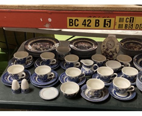 A LARGE QUANTITY OF CHURCHILL WILLOW PATTERN DINNER WARE TO INCLUDE VARIOUS SIZES OF PLATES, BOWLS, A CRUET SET, SUGAR BOWL, 