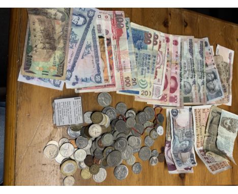 A QUANTITY OF FOREIGN AND GB NOTES AND COINAGE TO INCLUDE A BYZANTIUM BRONZE FOLLIS DATED 527 - 565 AD
