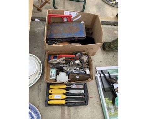 AN ASSORTMENT OF TOOLS TO INCLUDE SNIPS, CHISELS AND A MALLET ETC