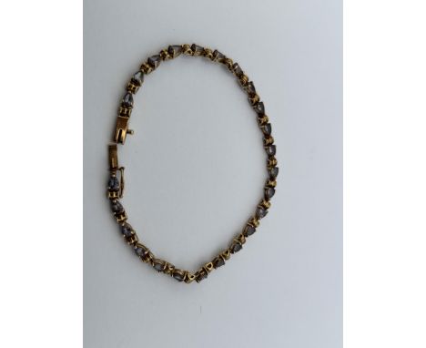 A 9CT GOLD AND AMETHYST TENNIS BRACELET, LENGTH 19CM