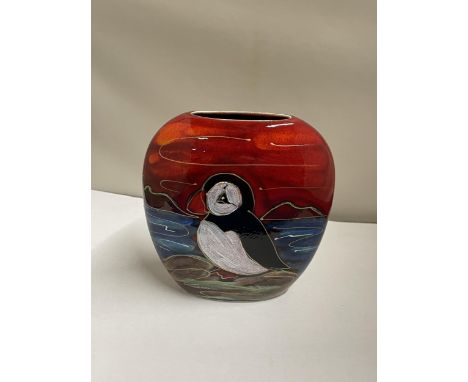 AN ANITA HARRIS PUFFIN VASE HAND PAINTED AND SIGNED IN GOLD