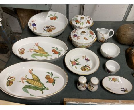 A QUANTITY OF ROYAL WORCESTER EVESHAM TABLEWARE TO INCLUDE TUREENS, LARGE SERVING BOWLS, SALT &amp; PEPPER POTS, RAMEKIN, ETC