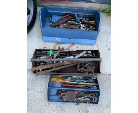 A METAL TOOL BOX AND A TOOL TRAY WITH AN ASSORTMENT OF TOOLS TO INCLUDE SPANNERS AND SCREW DRIVERS ETC