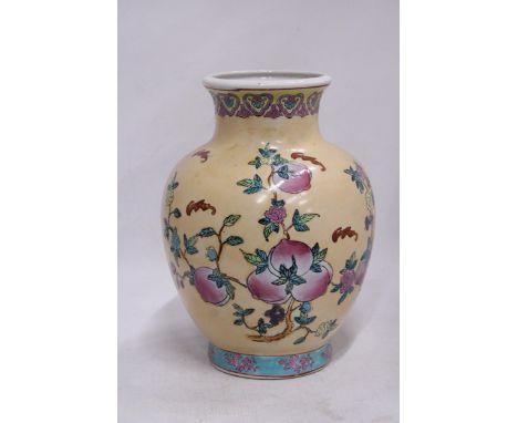 A JAPANESE STYLE CERAMIC VASE, HEIGHT 30CM