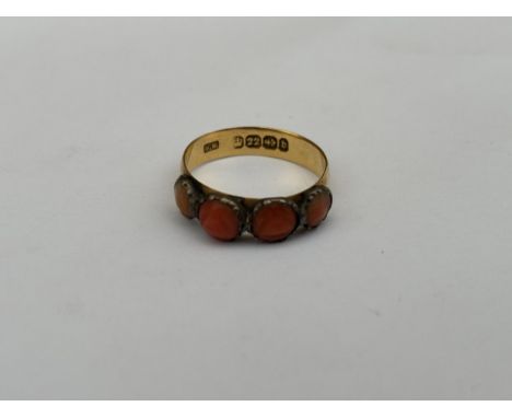 A LATE VICTORIAN 22CT GOLD AND CORAL RING, HALLMARKED BIRMINGHAM 1895, SIZE O 1/2, GROSS WEIGHT 3.3 G