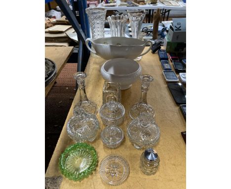 A QUANTITY OF GLASS AND CERAMICS TO INCLUDE A CERAMIC BESWICK PLANTER, VASES, TRINKET POTS, CANDLESTICKS, ETC