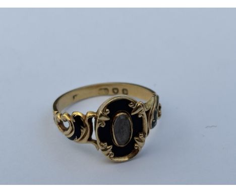 A VICTORIAN HALLMARKED LONDON 18CT GOLD AND ENAMEL MOURNING RING, SIZE P, WEIGHT 4G, NO INSCRIPTION TO THE BACK