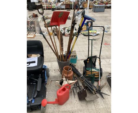 AN ASSORTMENT OF GARDEN TOOLS TO INCLUDE WATERING CANS, DRAINING RODS, FORKS AND SPADES ETC