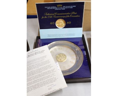 A COMMEMORATIVE PLATE IN SOLID STERLING SILVER WITH 24 CARAT GOLD WORKINGS BEARING THE PORTRAIT OF THE QUEEN SEATED IN KING E