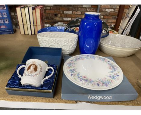 A BOXED WEDGWOOD CERAMIC PAN STAND, BOXED ROYAL DOULTON COMMEMORATIVE CUP, PLANTER AND VASE