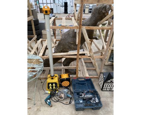 AN ASSORTMENT OF ITEMS TO INCLUDE A BOSCH ELECTRIC WOOD PLANE, A WORK LIGHT AND A JCB HEATER ETC