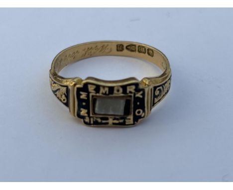 A VICTORIAN HALLMARKED CHESTER 18CT GOLD AND ENAMEL MOURNING RING, SIZE V, WEIGHT 4.6 GRAMS, INSCRIBED "GEORGE BULLOCK DIED J