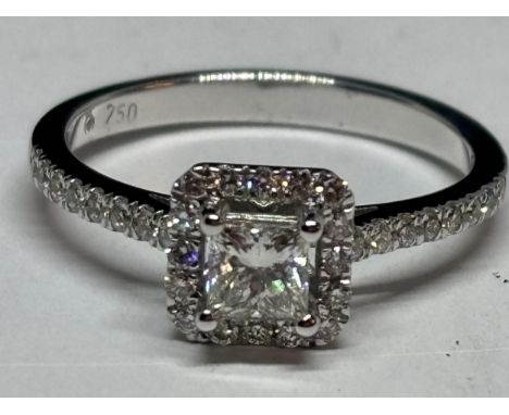 AN 18 CARAT WHITE GOLD RING WITH 0.58 CARATS OF PRINCESS AND ROUND BRILLIANT CUT NATURAL DIAMONDS SIZE M/N GROSS WEIGHT 2.87 