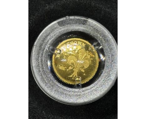 A 24 CARAT GOLD FABULA AURUN 2009 HALF CROWN PROOF COIN IN A PRESENTATION BOX