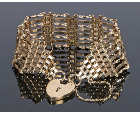 9 carat gold gate bracelet, with a padlock clasp, 18.1 grams
