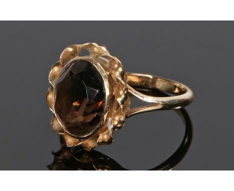 9 carat gold ring, set with a quartz to the head and a wavy edge, ring size K