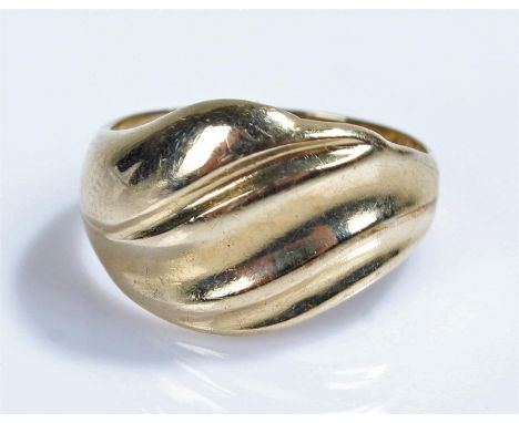 9 carat gold ring, with swirl design, 2.6 grams