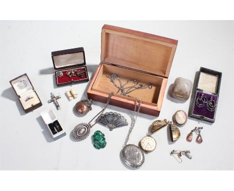 Collection of jewellery, to include a malachite frog, cameo brooch, ring boxes, etc, (qty)