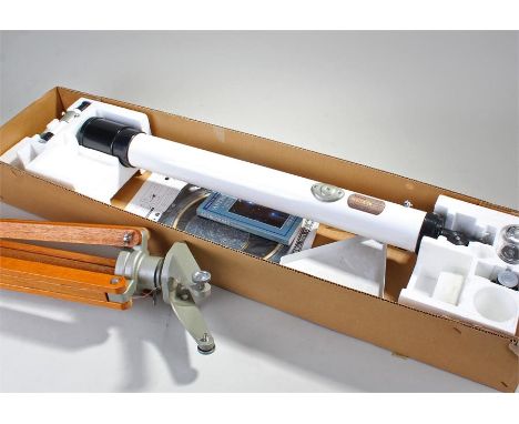 Vixen Cygnus-60L Astronomical Telescope D=60 F=800, including a tripod and a Hamlyn astronomy guide 