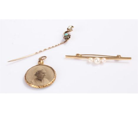 Jewllery, to include a stick pin with pearl and turquoise, a pearl set brooch and a pendant, (3)