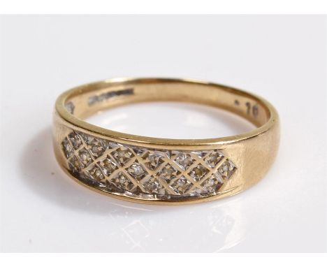 9 carat gold diamond set ring, with a row of diamonds to the tapering head, 2.6 grams