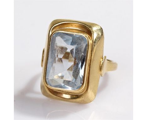 8 carat gold ring, set with a pale blue stone, total weight 4.5 grams