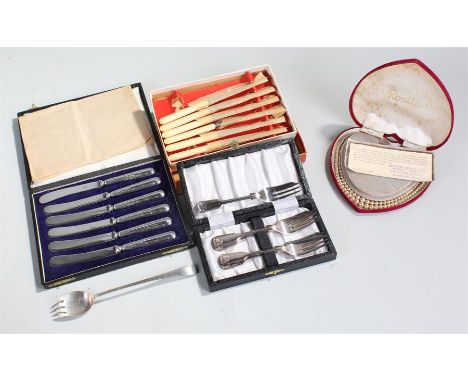 Silver handled knife set, Sheffield, 1919, together with silver plated forks, pickle spoon, set of cake knives and a two stra