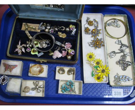 Assorted Costume Jewellery, including flowerhead brooch and matching earrings, further earrings and brooches, wide bangle (da