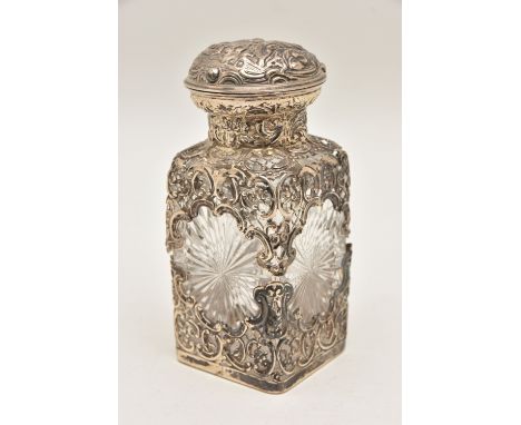 AN EARLY 20TH CENTURY GLASS AND SILVER MOUNTED SCENT BOTTLE, rectangular form cut glass bottle with hinged silver domed cover