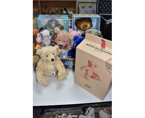 A STEIFF CLASSIC 1920 REPRODUCTION TEDDY BEAR WITH BOX, together with a box of soft toys etc, including a boxed limited editi